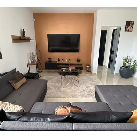 Dans Maison Moderne Confort Orgueil