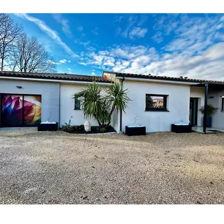 Dans Maison Moderne Confort Orgueil